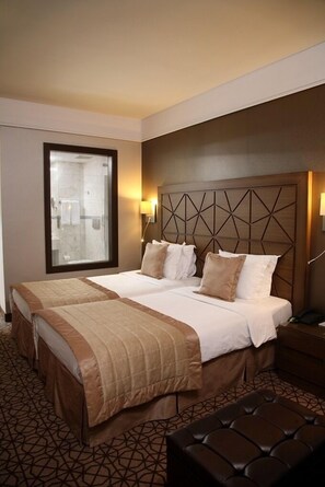 Habitación individual | Minibar, caja de seguridad en la habitación, internet y despertador 