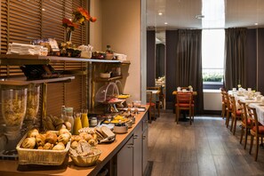 Colazione a buffet, servita tutte le mattine (15 EUR a persona) 