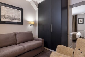 Family Suite | Living area | 40-inch LED TV with satellite channels, TV
