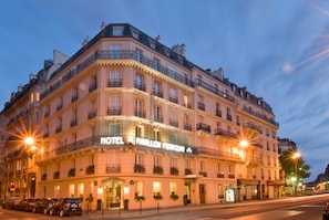Front of property - evening/night - Hotel Pavillon Monceau (Paris)