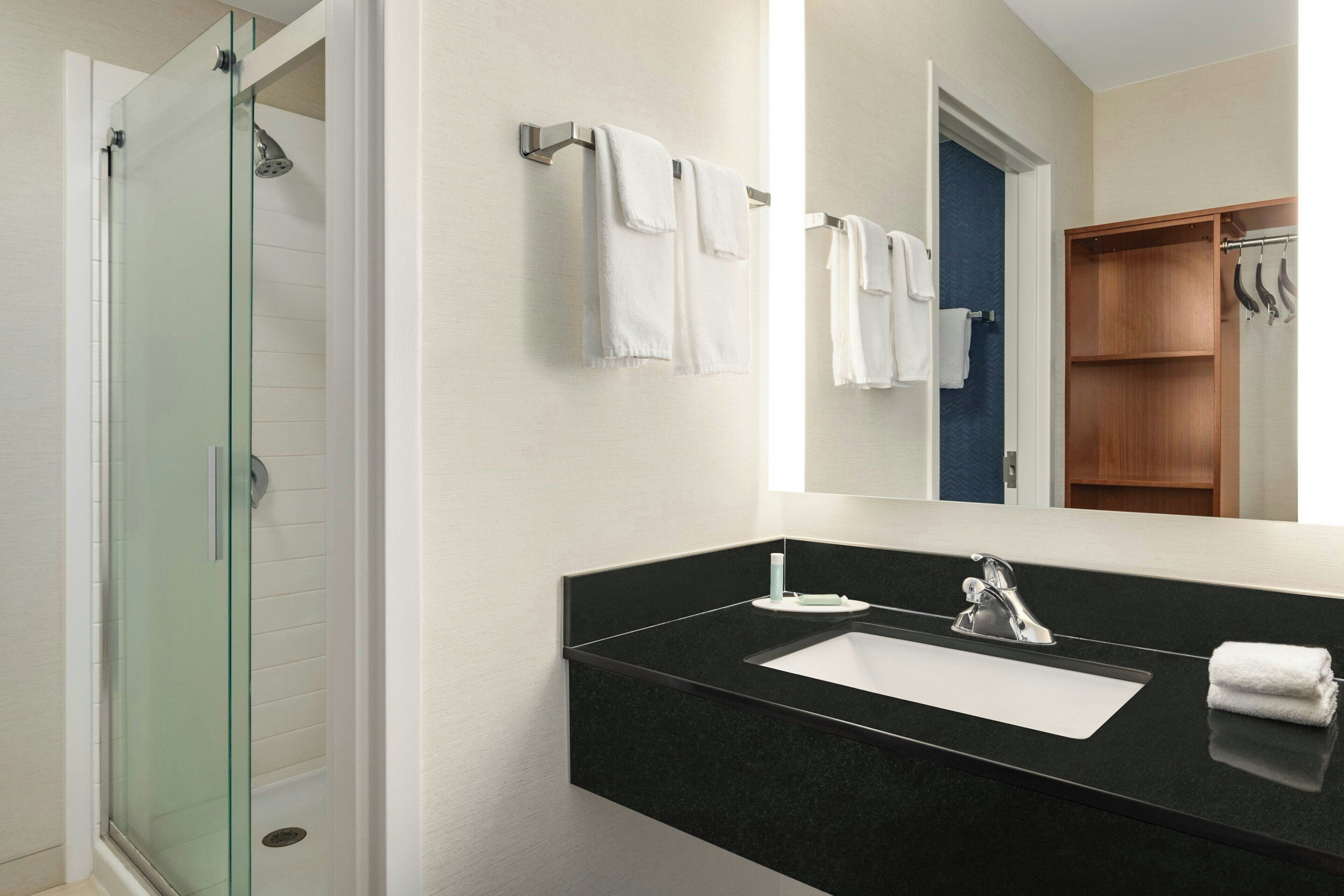 Combined shower/bathtub, free toiletries, hair dryer, towels