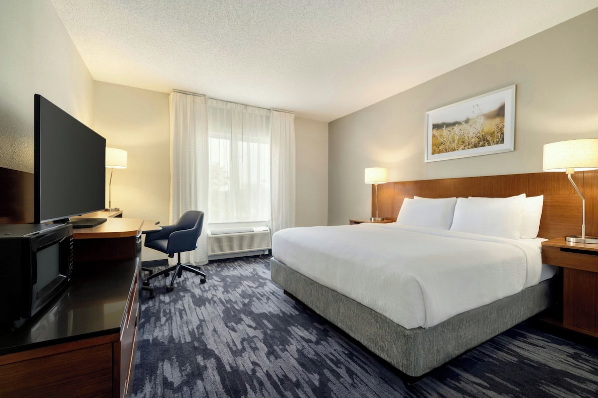 Skrivebord, strykejern/-brett og barnesenger (inkludert)