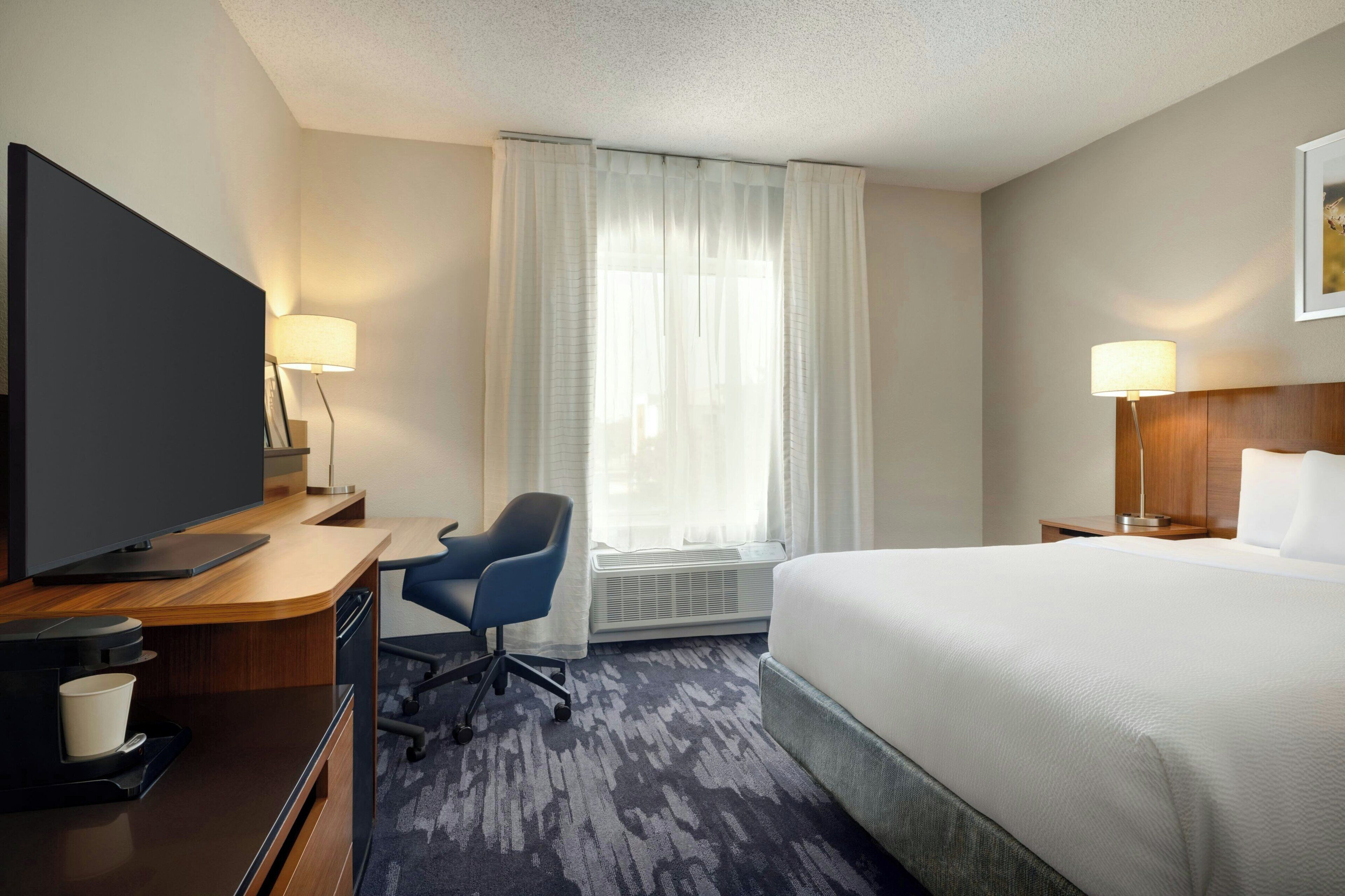 Rom, 1 queensize-seng | Skrivebord, strykejern/-brett og barnesenger (inkludert)