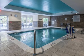Una piscina cubierta