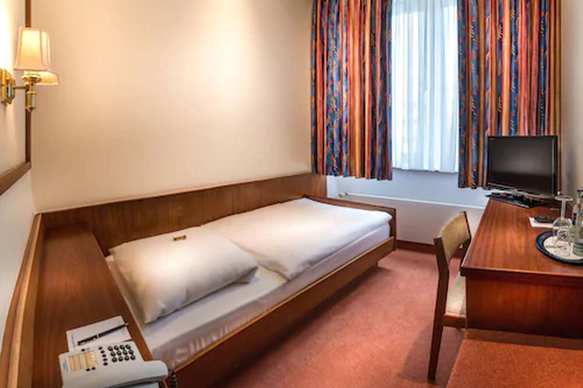 Standard Single Room | Minibar, in-room safe, desk, blackout drapes