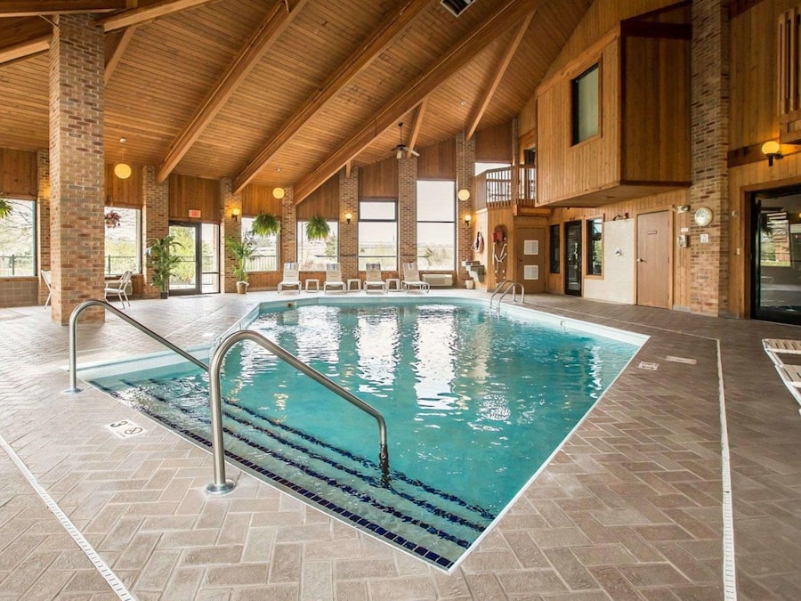 Indoor pool, pool loungers