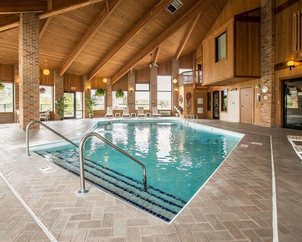 Inomhuspool och solstolar