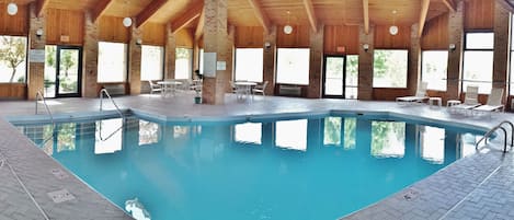 Indoor pool, sun loungers