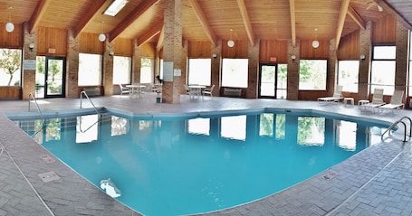 Indoor pool, sun loungers