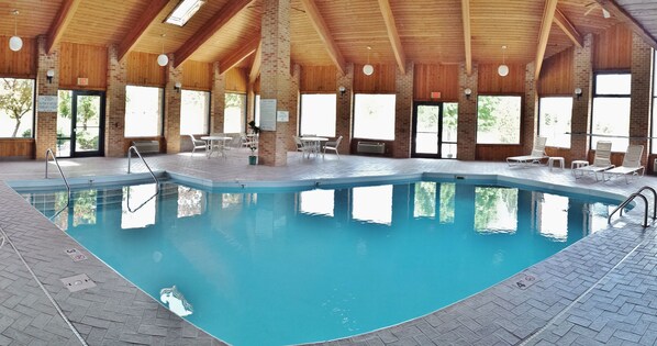 Una piscina cubierta, tumbonas