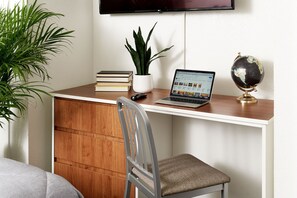 Escritorio, internet gratis y ropa de cama