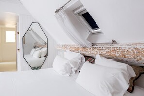 Minibar, in-room safe, desk, iron/ironing board - Hotel du Temps Paris  (Paris)