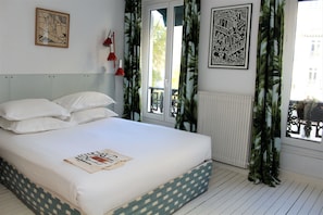 Minibar, in-room safe, desk, iron/ironing board - Hotel du Temps Paris (Paris)