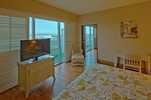 Mountain View Suite | Desk, iron/ironing board, free cots/infant beds, rollaway beds