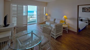 オーシャンビュースイート | リビングルーム | テレビ