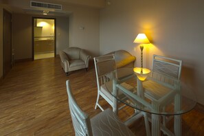 Mountain View Suite | Desk, iron/ironing board, free cribs/infant beds, rollaway beds