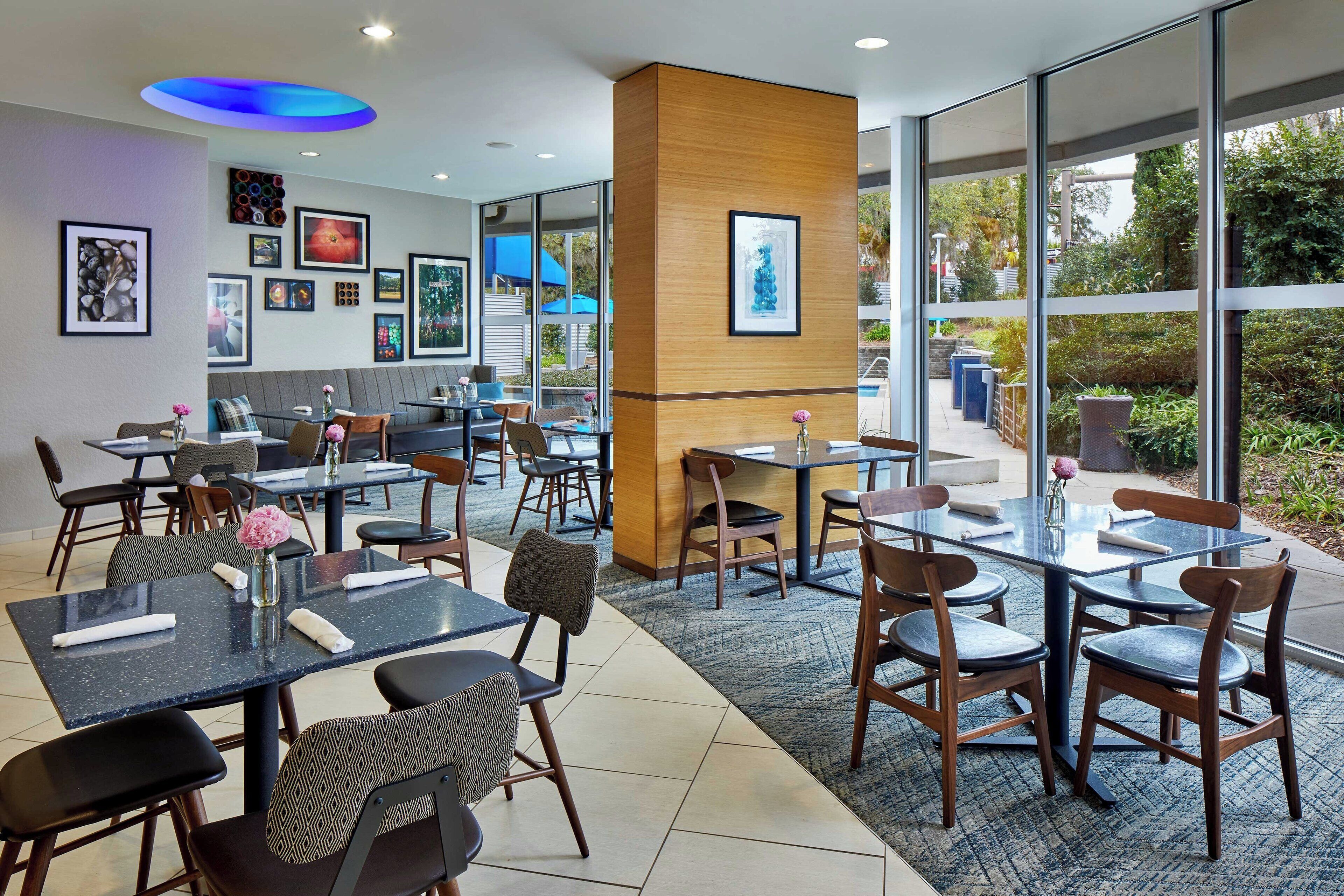 2 bars/lounges, poolside bar