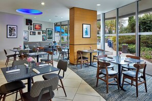 2 bars/lounges, poolside bar - Four Points by Sheraton Tallahassee Downtown (Tallahassee)