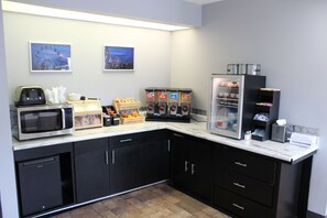 Free daily continental breakfast  - American Inn and Suites Ionia (Ionia)