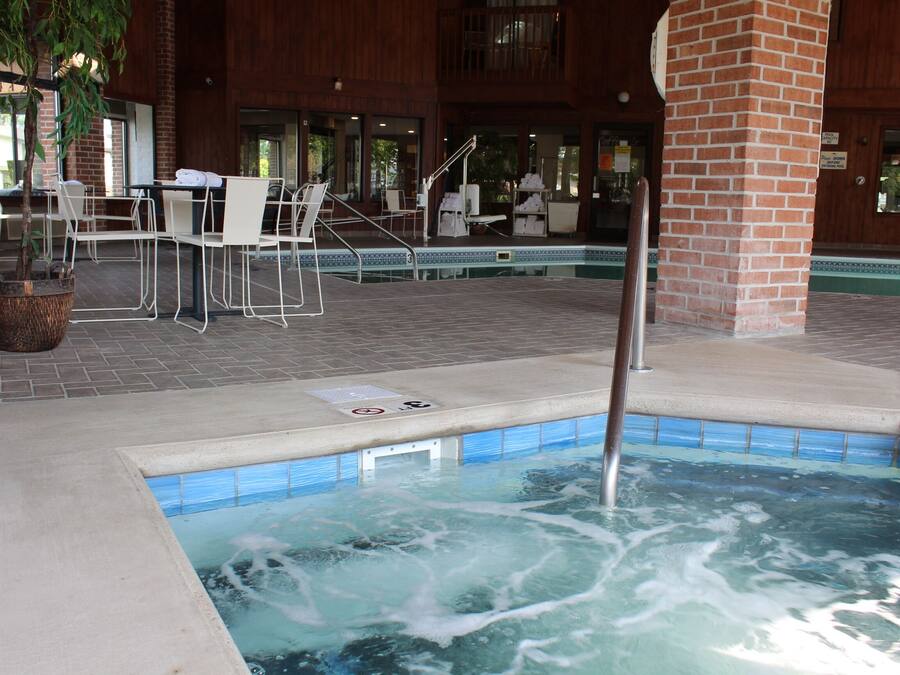 Una piscina techada, sillones reclinables de piscina