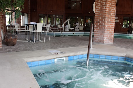 Piscina interna, espreguiçadeiras. American Inn and Suites Ionia