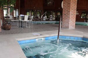 Una piscina techada, sillones reclinables de piscina