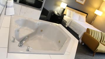 奢华开间套房 | 办公桌、笔记本电脑工作区、熨斗/熨衣板、免费 WiFi