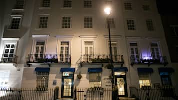 Fachada da propriedade à noite