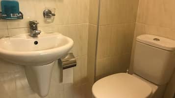 Chuveiro, produtos de toalete grátis, secador de cabelo