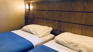 Quarto duplo standard | Cofres nos quartos, escrivaninha, ferros/tábuas de passar roupa