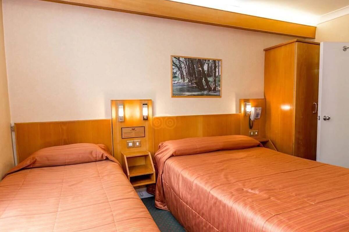 Habitación triple estándar | Caja de seguridad en la habitación y escritorio