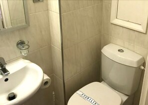 Chuveiro, produtos de toalete grátis, secador de cabelo 