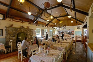 3 restaurants, breakfast served