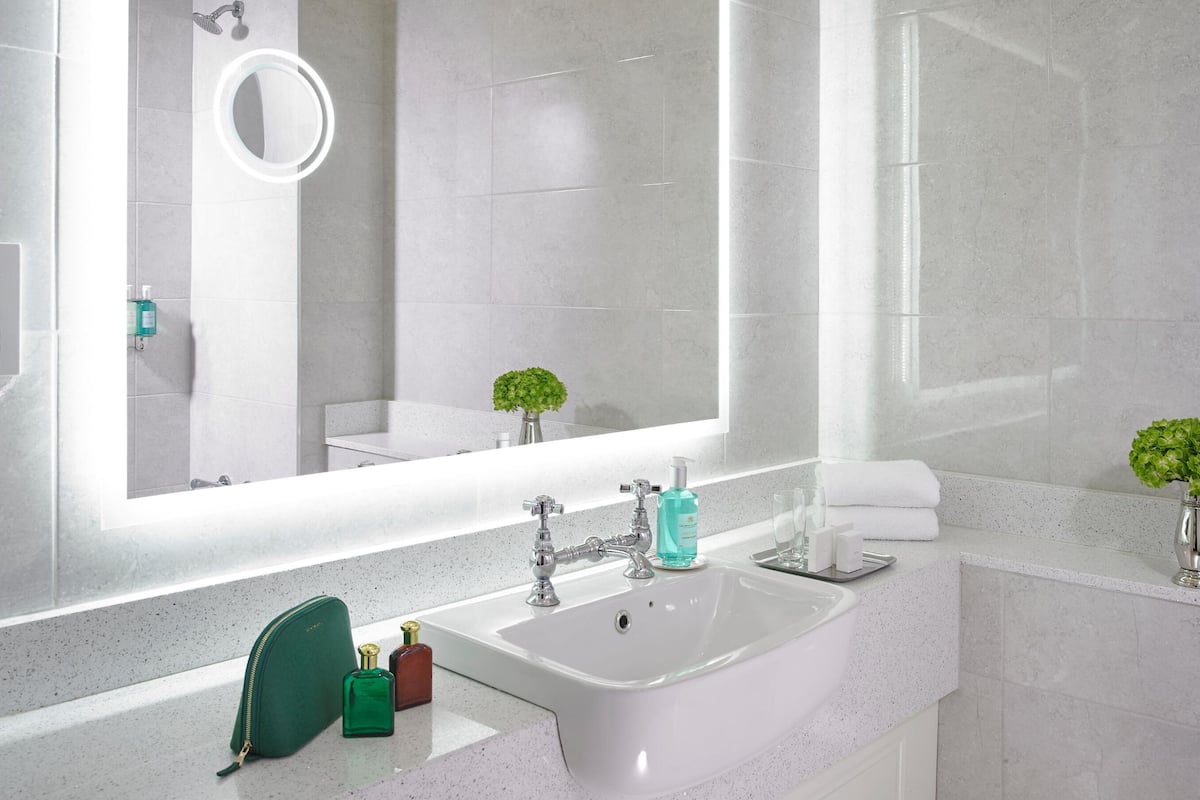 combined shower/bathtub, hair dryer, towels