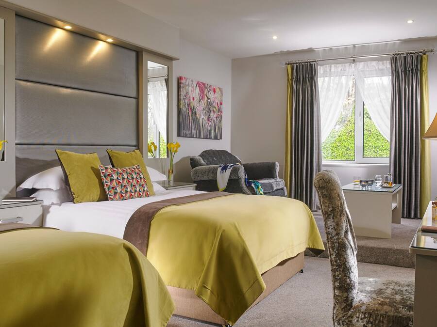 Premium-sengetøj, senge med topmadrasser, skrivebord