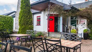 3 restaurants; breakfast, lunch and dinner served
