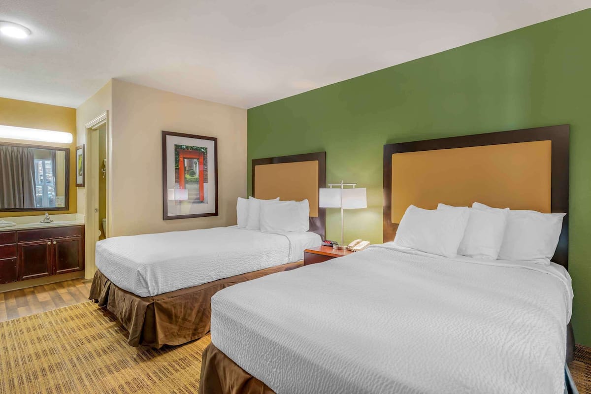 Deluxe Studio, Multiple Beds, Non Smoking | Desk, iron/ironing board, free WiFi, bed sheets