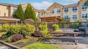 BBQ/picnic area - Extended Stay America Suites Portland Hillsboro (Hillsboro)