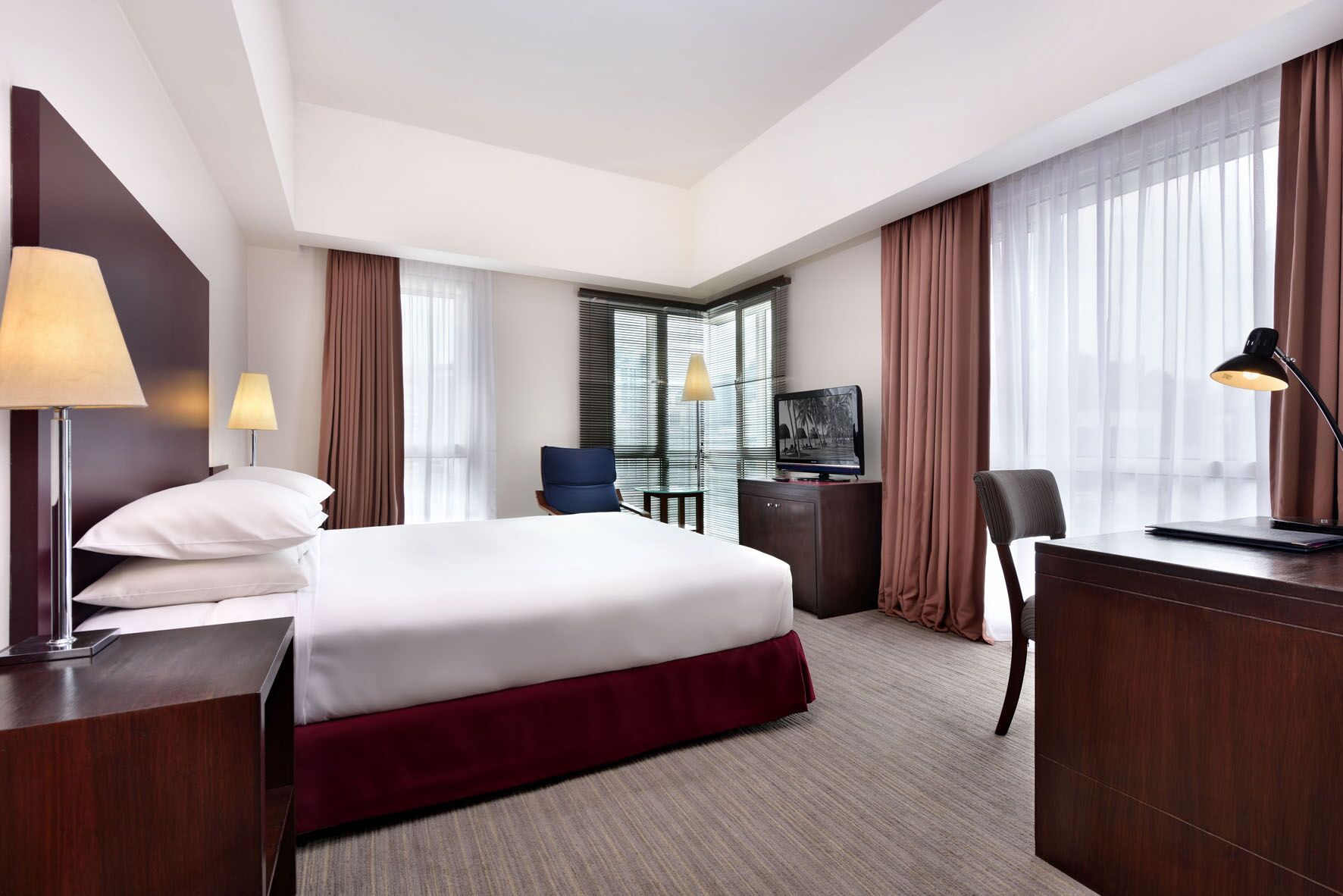 Minibar, caja fuerte, wifi gratis y ropa de cama