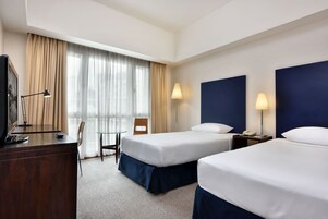 Minibar, brankas, Wi-Fi gratis, dan seprai linen