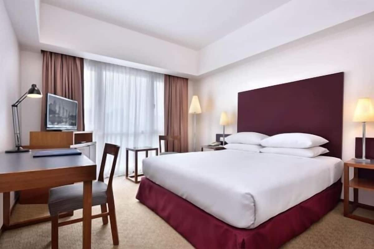 Minibar, coffre-fort, accès au Wi-Fi (inclus), literie fournie