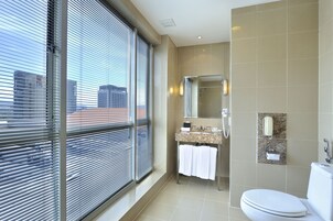 Capitol Deluxe | Kamar mandi | Perlengkapan mandi gratis, pengering rambut,  dan handuk