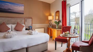 Kahden hengen classic-huone | Ylelliset vuodevaatteet, tallelokero huoneessa