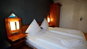 Business Double or Twin Room | Minibar, in-room safe, desk, soundproofing