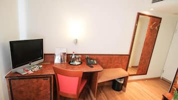 Minibar, caja de seguridad en la habitación y escritorio