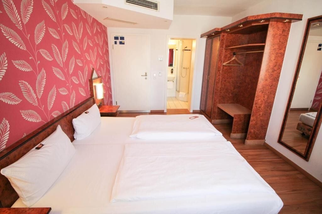 business double or twin room | minibar, in-room safe, desk, soundproofing