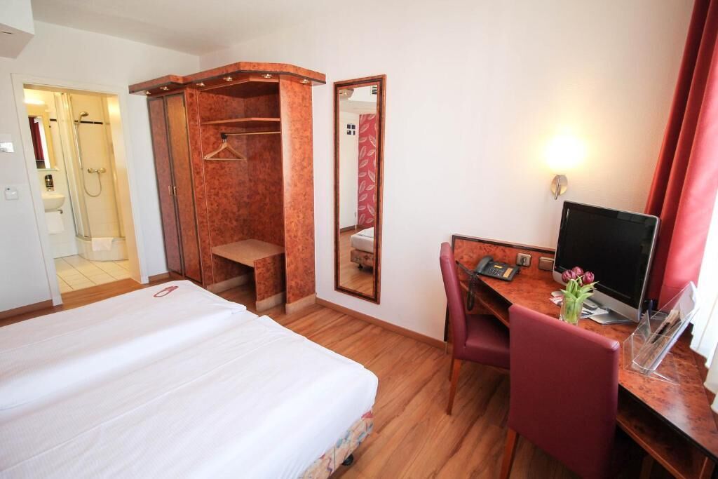 business double or twin room | minibar, in-room safe, desk, soundproofing