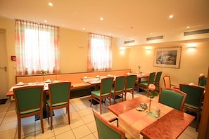 Tägliches Frühstücksbuffet (14 EUR pro Person)