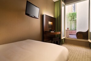 ميني بار وخزنة داخل الغرفة ومكتب وتجهيزات عازلة للصوت