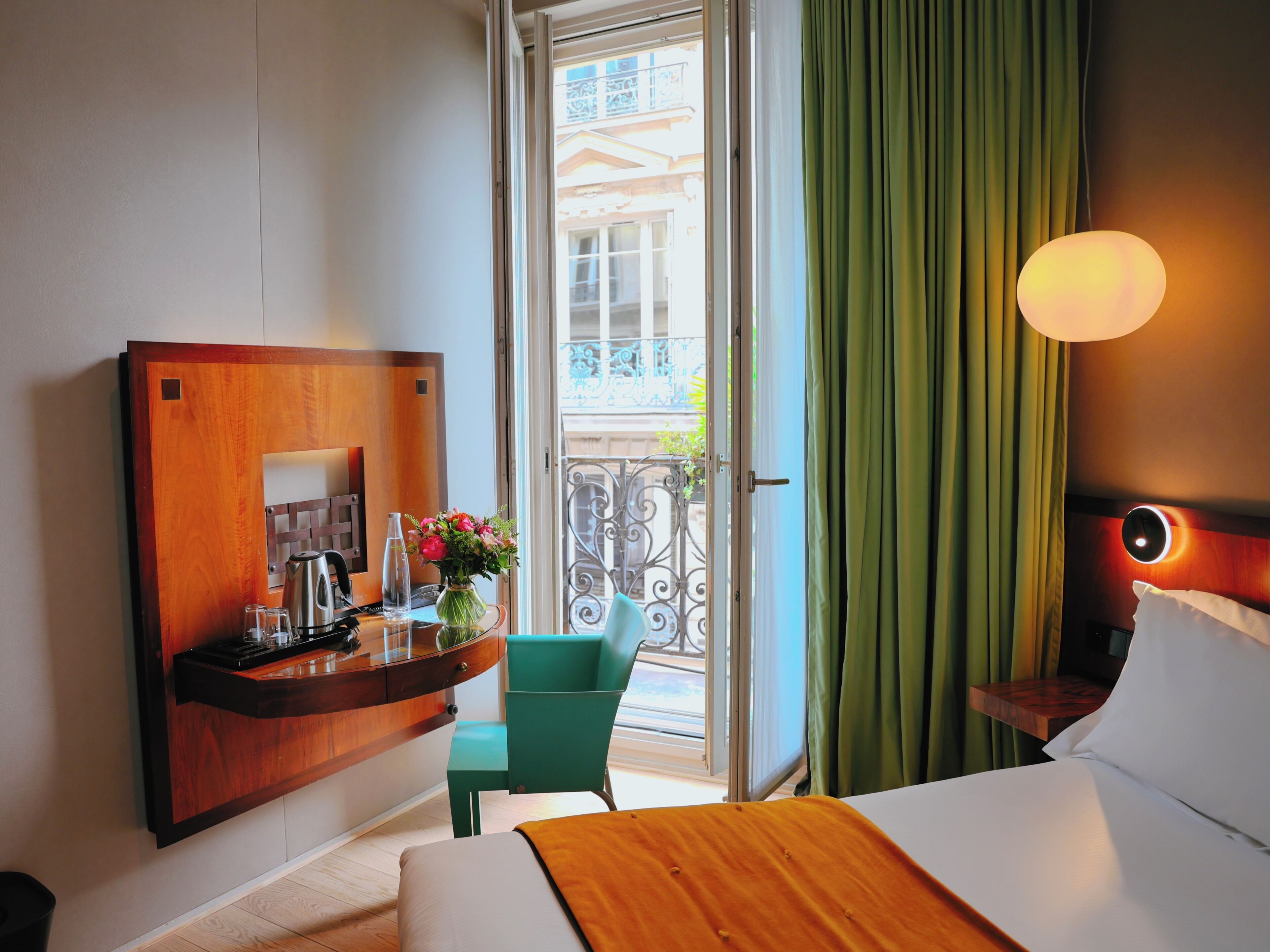 Tweepersoonskamer, balkon | Een minibar, een kluis op de kamer, een bureau, geluiddichte muren